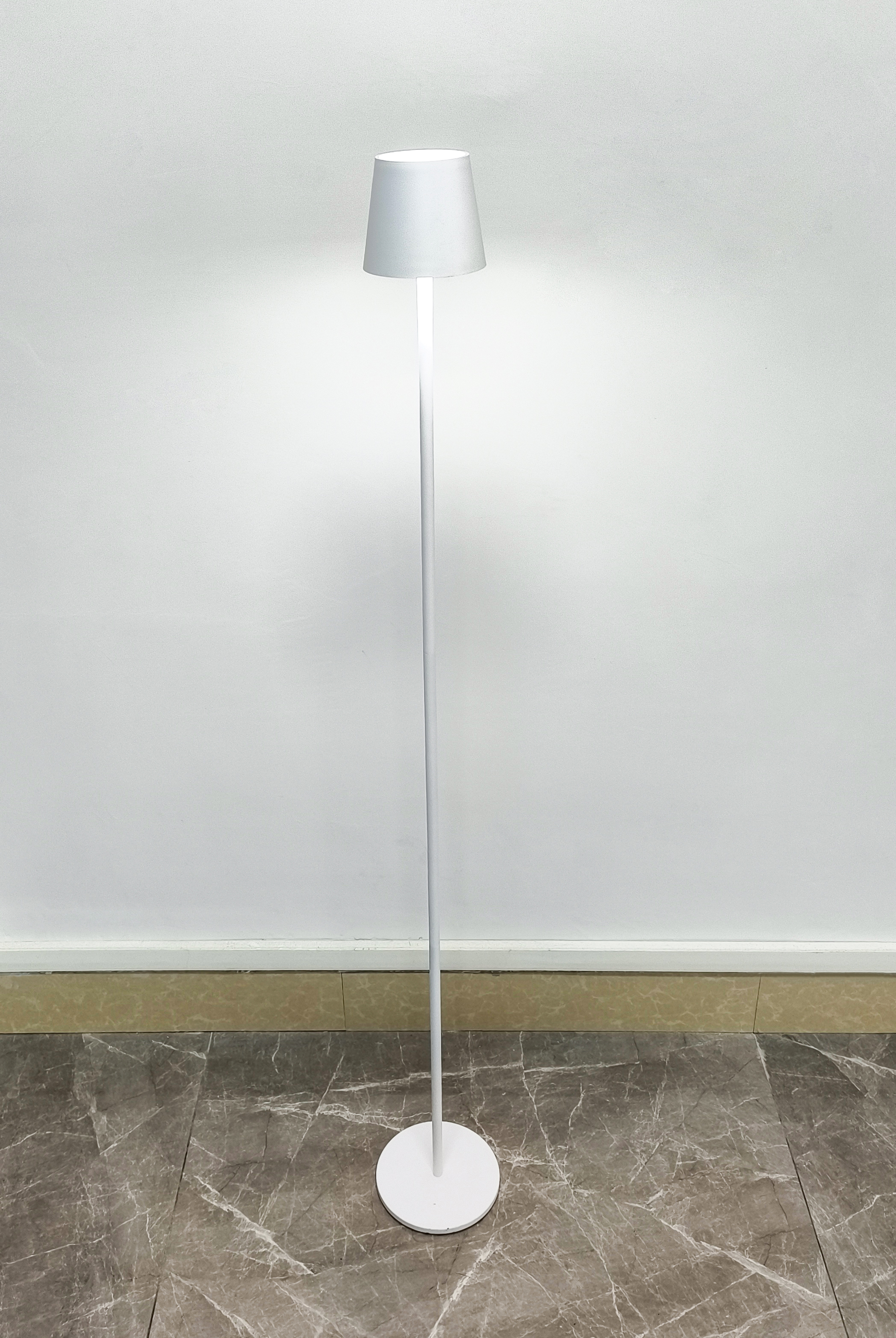 Lámpara de pie recargable tipo C simple color blanco crema